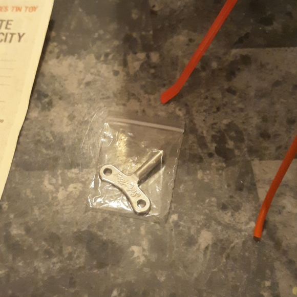 Martian Invader Tin Wind-Up Toy - Picture 2 of 3